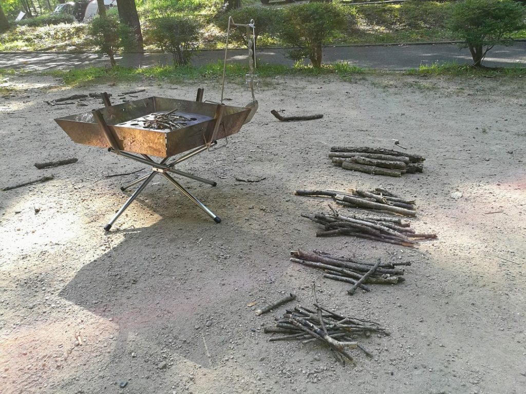 焚き火で使う木はキャンプ場で拾う