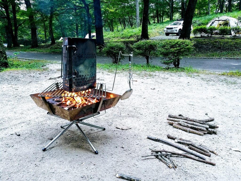 キャンプ場で拾ってきた木で火起こし